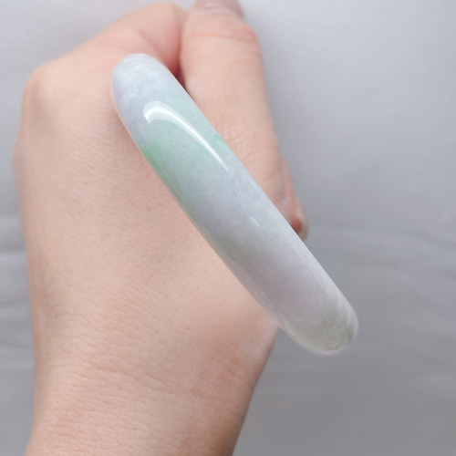 本翡翠、春彩小さいバングル　〜52.5 新入荷】本翡翠保証‼️天然翡翠 薄春帯彩バングル 内径約58.6mm 鑑定