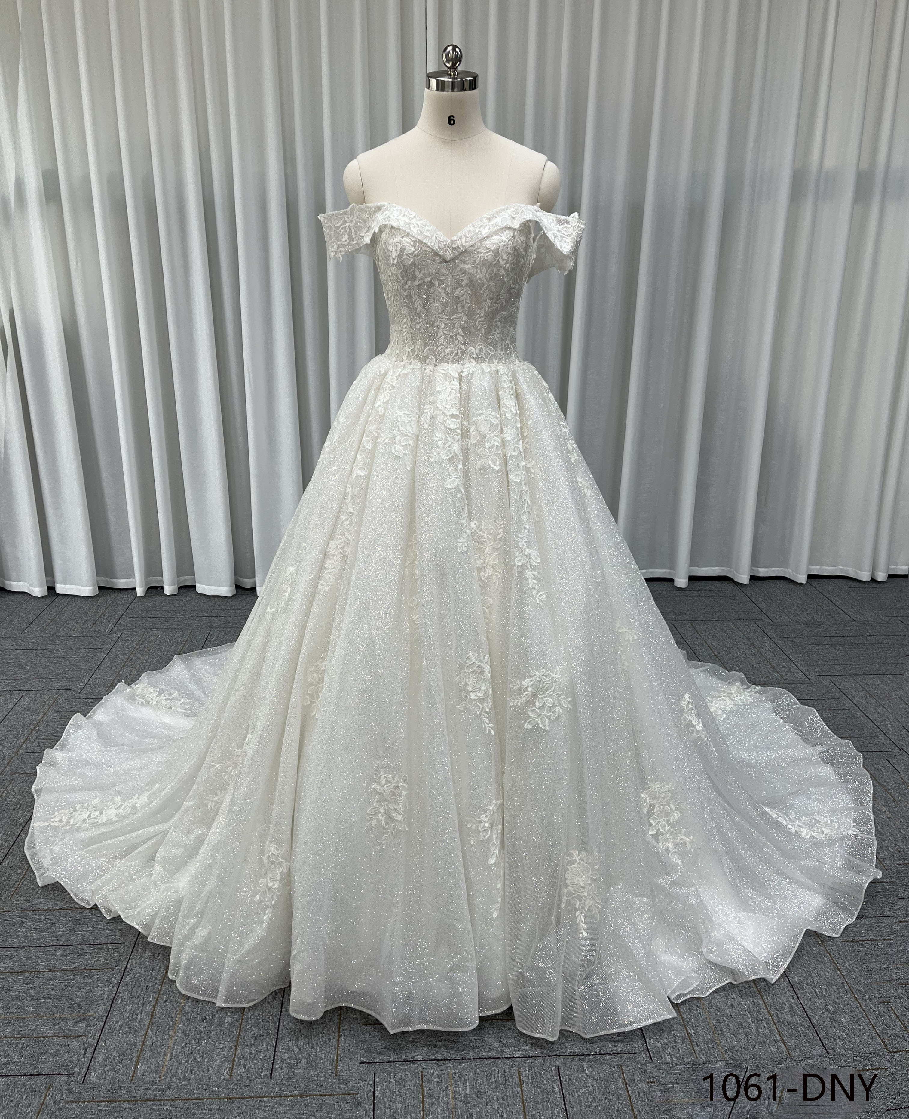 上品　小枝刺繍　白　ウェディングドレス　オフショルダー　二の腕カバー　ラメ入り　編み上げ　サイズオーダー　お呼ばれ挙式