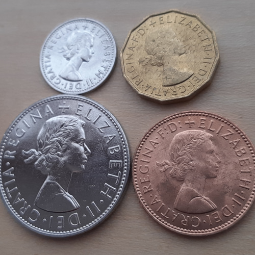 1967年発行のエリザベス女王肖像の旧貨幣セット。 イギリス