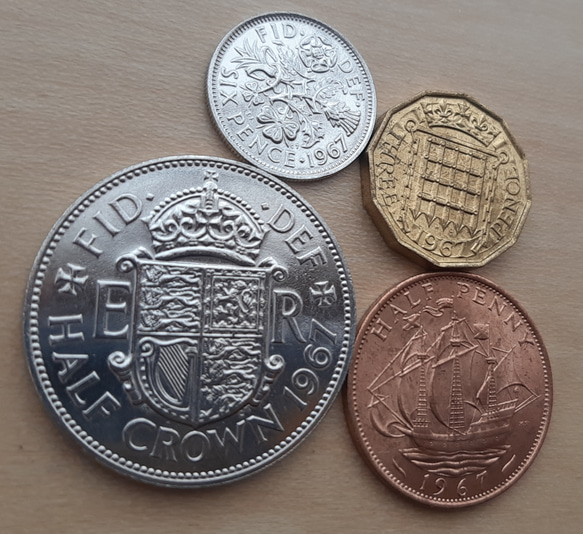 1967年発行のエリザベス女王肖像の旧貨幣セット。 イギリス