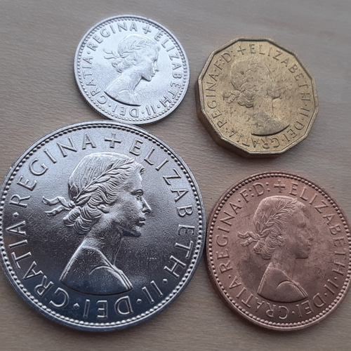 1967年発行のエリザベス女王肖像の旧貨幣セット。 イギリス