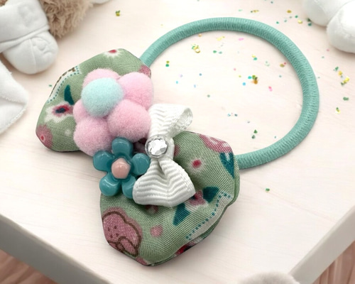 リボン　ヘアゴム♡プレゼント風リボン♡グリーン♡ハンドメイド ヘアゴム フローラル柄 ミント色リボン ポンポン付き ターコイズ