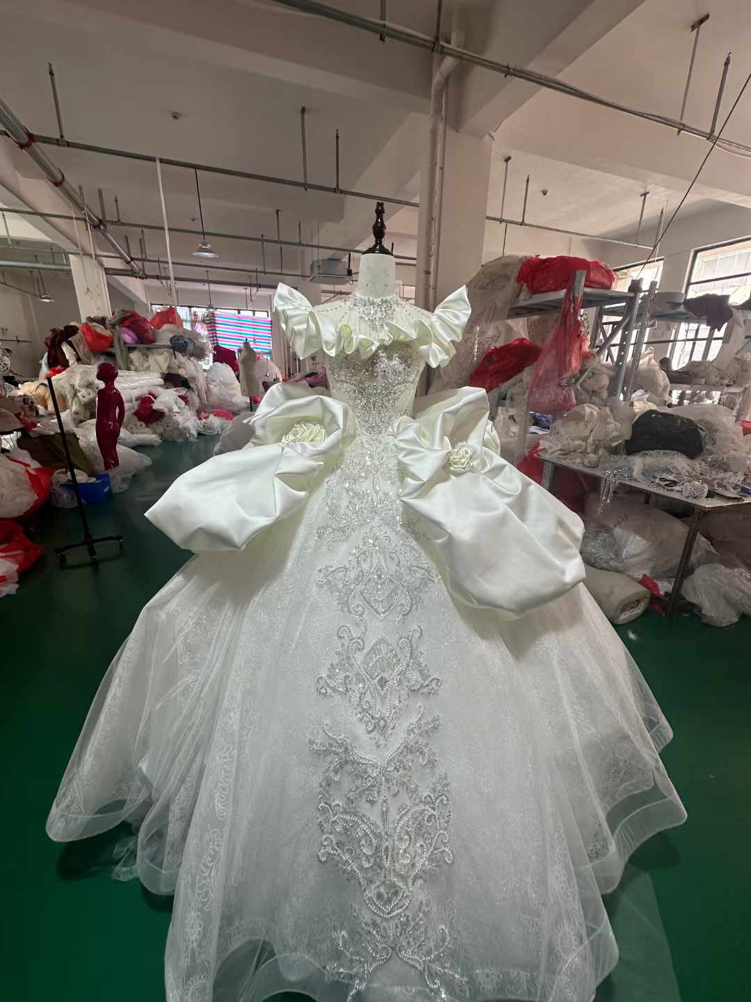 絶対後悔しない！ホルターネック　ホワイト胸フリル　オフショルダー二の腕カバ　美しいレース　サイズオーダー　サテンチュール