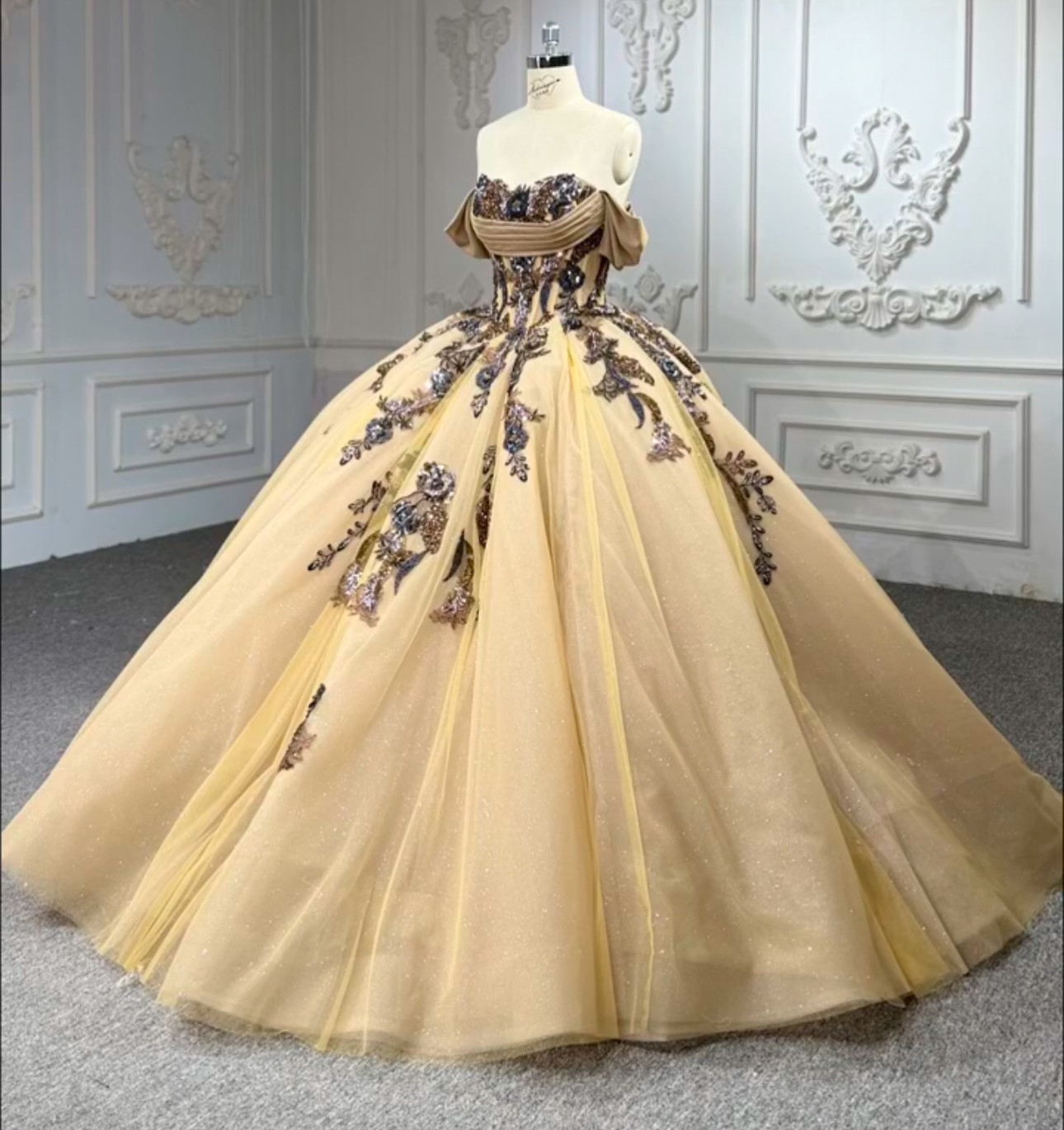 王道派　豪華なカラードレス　ゴールド金色　オフショルダー　キラキラ　上品なレース付き　フレアスカート　ボリューム感前撮り