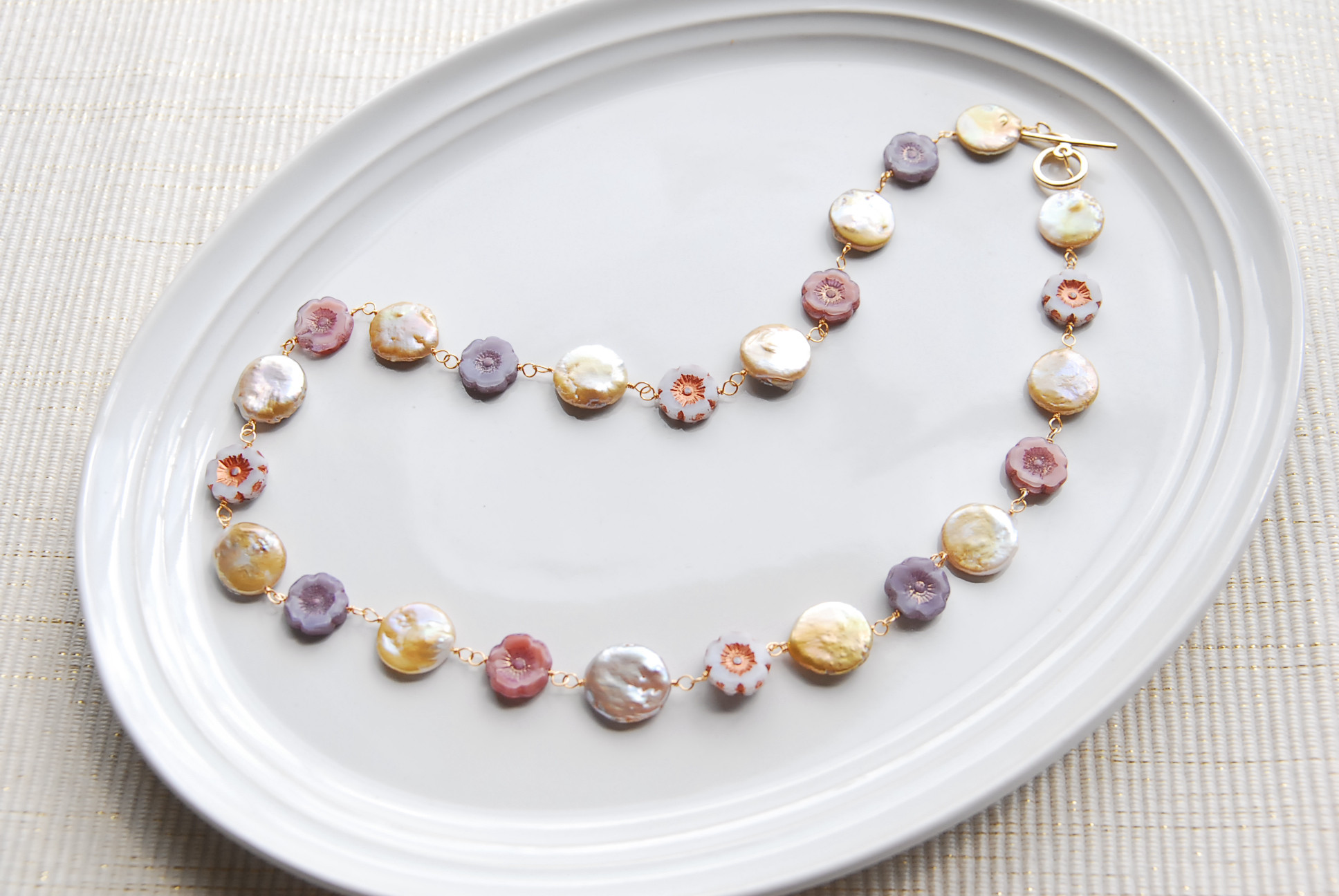 再販のチェコフラワービーズとコインパールのネックレス　紫　１４kgf