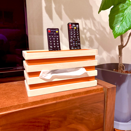 ポップカラーと立体ウッドボーダーがオシャレなリモコンスタンド付き 