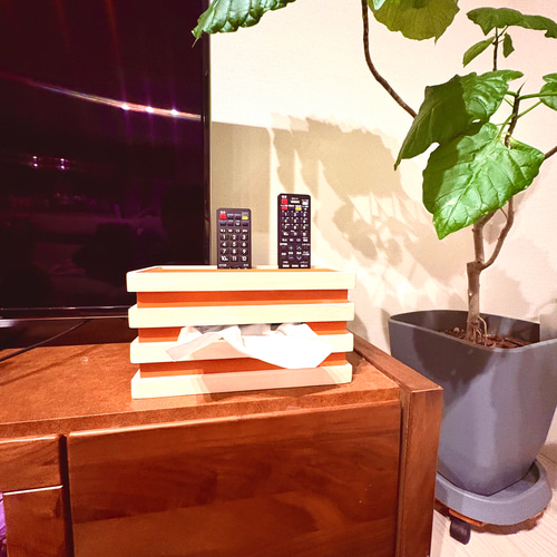 ポップカラーと立体ウッドボーダーがオシャレなリモコンスタンド付き