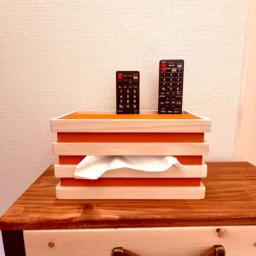 ポップカラーと立体ウッドボーダーがオシャレなリモコンスタンド付き