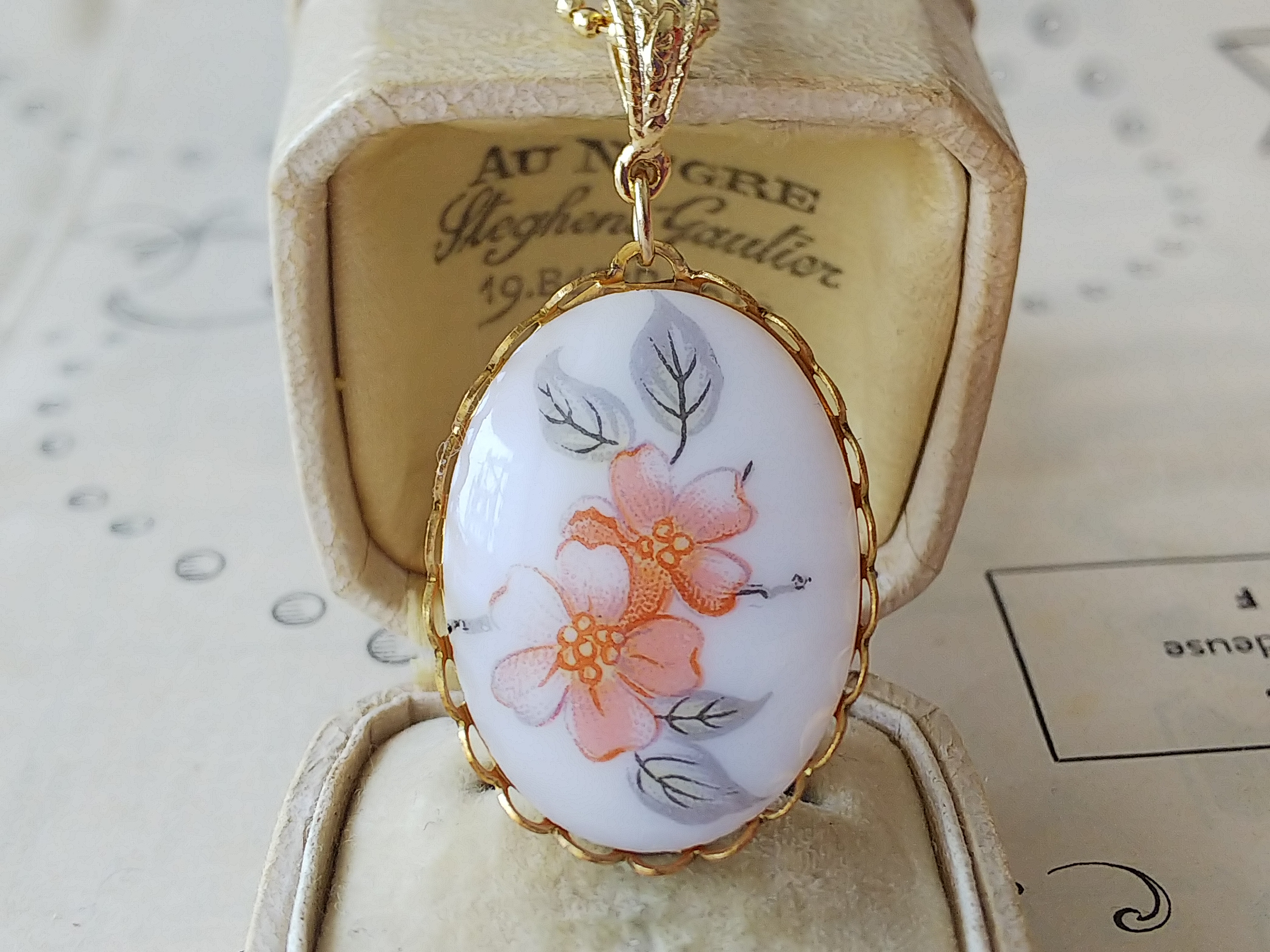 ヴィンテージ　桜の美しい枝花（30×22㎜）Glass　陶器のような美しいネックレス