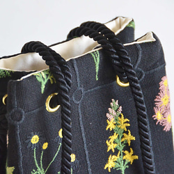 數量有限！黑色花卉刺繡兩用手拿包，配有迷你單肩包和植物圖案 第4張的照片