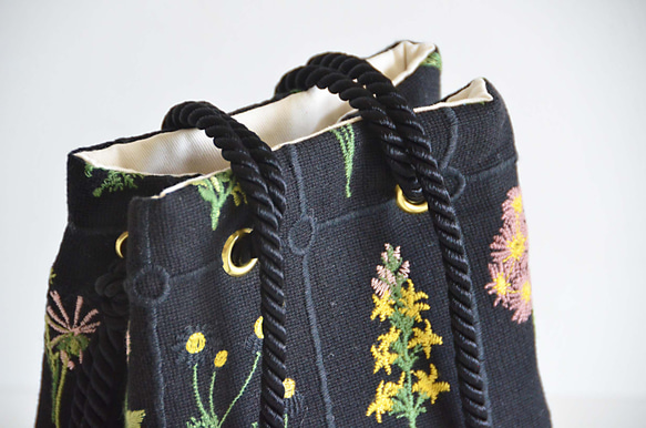 數量有限！黑色花卉刺繡兩用手拿包，配有迷你單肩包和植物圖案 第4張的照片