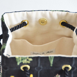 數量有限！黑色花卉刺繡兩用手拿包，配有迷你單肩包和植物圖案 第10張的照片