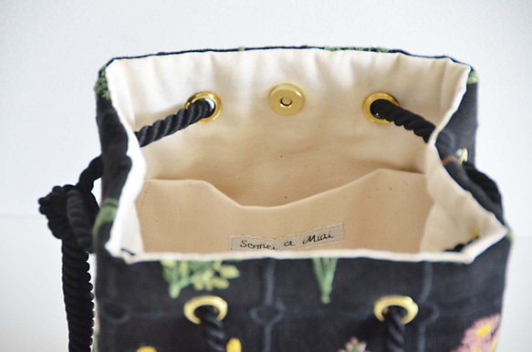 數量有限！黑色花卉刺繡兩用手拿包，配有迷你單肩包和植物圖案 第10張的照片