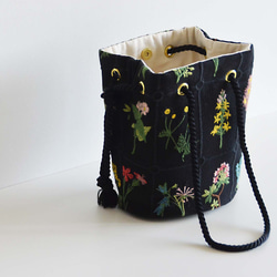 數量有限！黑色花卉刺繡兩用手拿包，配有迷你單肩包和植物圖案 第7張的照片
