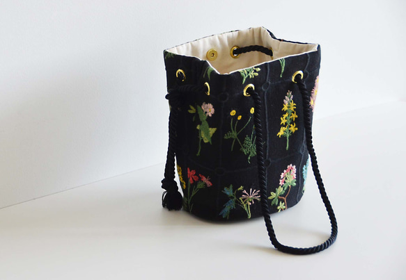 數量有限！黑色花卉刺繡兩用手拿包，配有迷你單肩包和植物圖案 第7張的照片