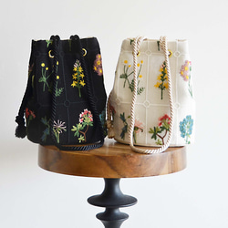 數量有限！黑色花卉刺繡兩用手拿包，配有迷你單肩包和植物圖案 第8張的照片