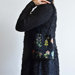 數量有限！黑色花卉刺繡兩用手拿包，配有迷你單肩包和植物圖案 第2張的照片