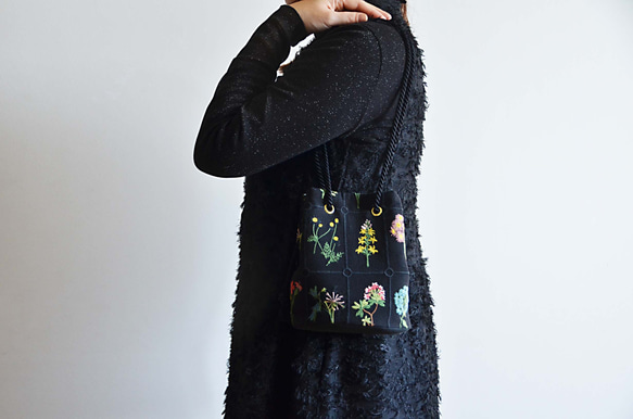 數量有限！黑色花卉刺繡兩用手拿包，配有迷你單肩包和植物圖案 第2張的照片