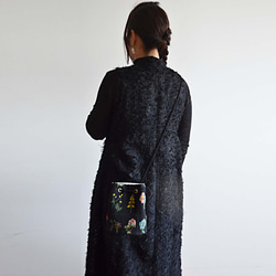 數量有限！黑色花卉刺繡兩用手拿包，配有迷你單肩包和植物圖案 第12張的照片