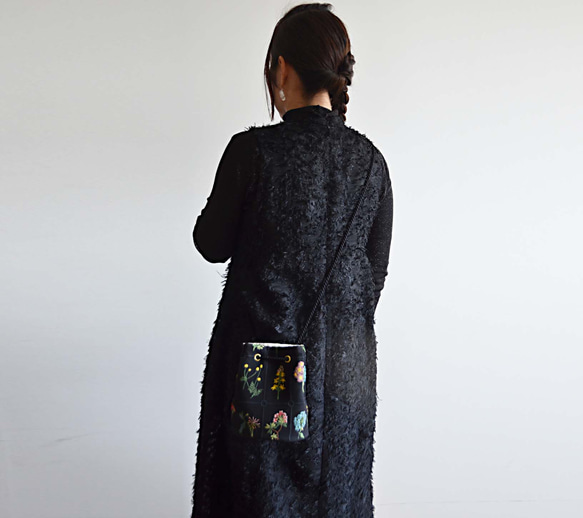 數量有限！黑色花卉刺繡兩用手拿包，配有迷你單肩包和植物圖案 第12張的照片