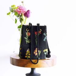 數量有限！黑色花卉刺繡兩用手拿包，配有迷你單肩包和植物圖案 第9張的照片