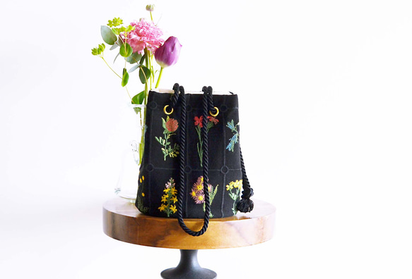 數量有限！黑色花卉刺繡兩用手拿包，配有迷你單肩包和植物圖案 第9張的照片