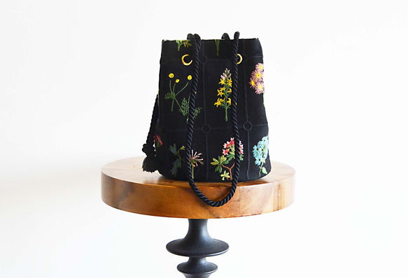 數量有限！黑色花卉刺繡兩用手拿包，配有迷你單肩包和植物圖案 第1張的照片