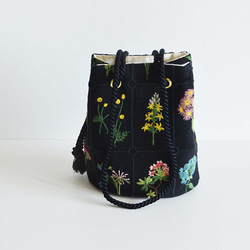 數量有限！黑色花卉刺繡兩用手拿包，配有迷你單肩包和植物圖案 第6張的照片
