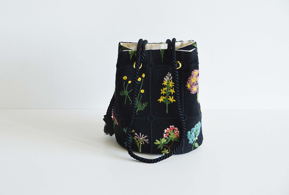 數量有限！黑色花卉刺繡兩用手拿包，配有迷你單肩包和植物圖案 第6張的照片