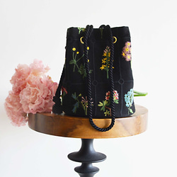 數量有限！黑色花卉刺繡兩用手拿包，配有迷你單肩包和植物圖案 第11張的照片