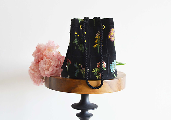 數量有限！黑色花卉刺繡兩用手拿包，配有迷你單肩包和植物圖案 第11張的照片