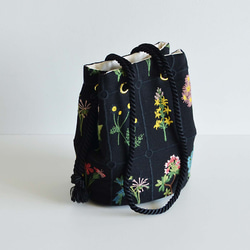 數量有限！黑色花卉刺繡兩用手拿包，配有迷你單肩包和植物圖案 第5張的照片