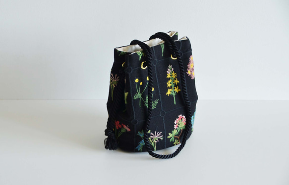 數量有限！黑色花卉刺繡兩用手拿包，配有迷你單肩包和植物圖案 第5張的照片