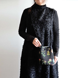 數量有限！黑色花卉刺繡兩用手拿包，配有迷你單肩包和植物圖案 第3張的照片