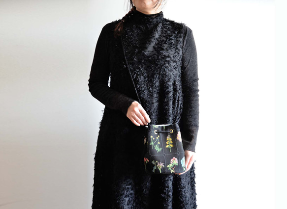 數量有限！黑色花卉刺繡兩用手拿包，配有迷你單肩包和植物圖案 第3張的照片