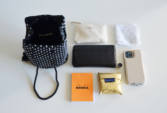 數量有限！黑色花卉刺繡兩用手拿包，配有迷你單肩包和植物圖案 第16張的照片