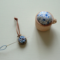 小さなニードルレスト（マグネットの針置き）リバティプリント 2枚目の画像