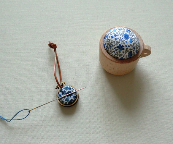 小さなニードルレスト（マグネットの針置き）リバティプリント 2枚目の画像