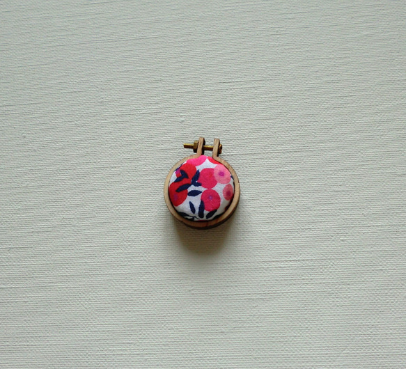 小さなニードルレスト（マグネットの針置き）リバティプリント 5枚目の画像