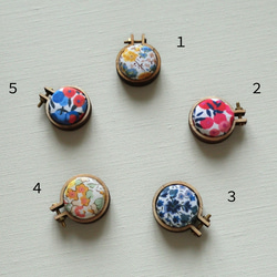 小さなニードルレスト（マグネットの針置き）リバティプリント 1枚目の画像