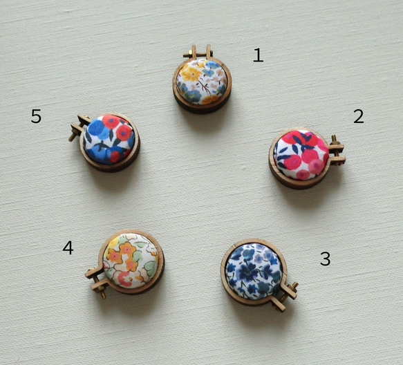 小さなニードルレスト（マグネットの針置き）リバティプリント 1枚目の画像