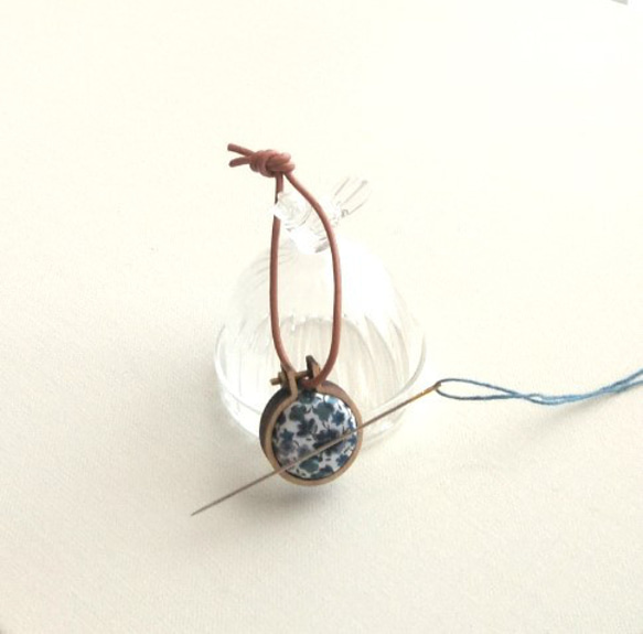 小さなニードルレスト（マグネットの針置き）リバティプリント 3枚目の画像