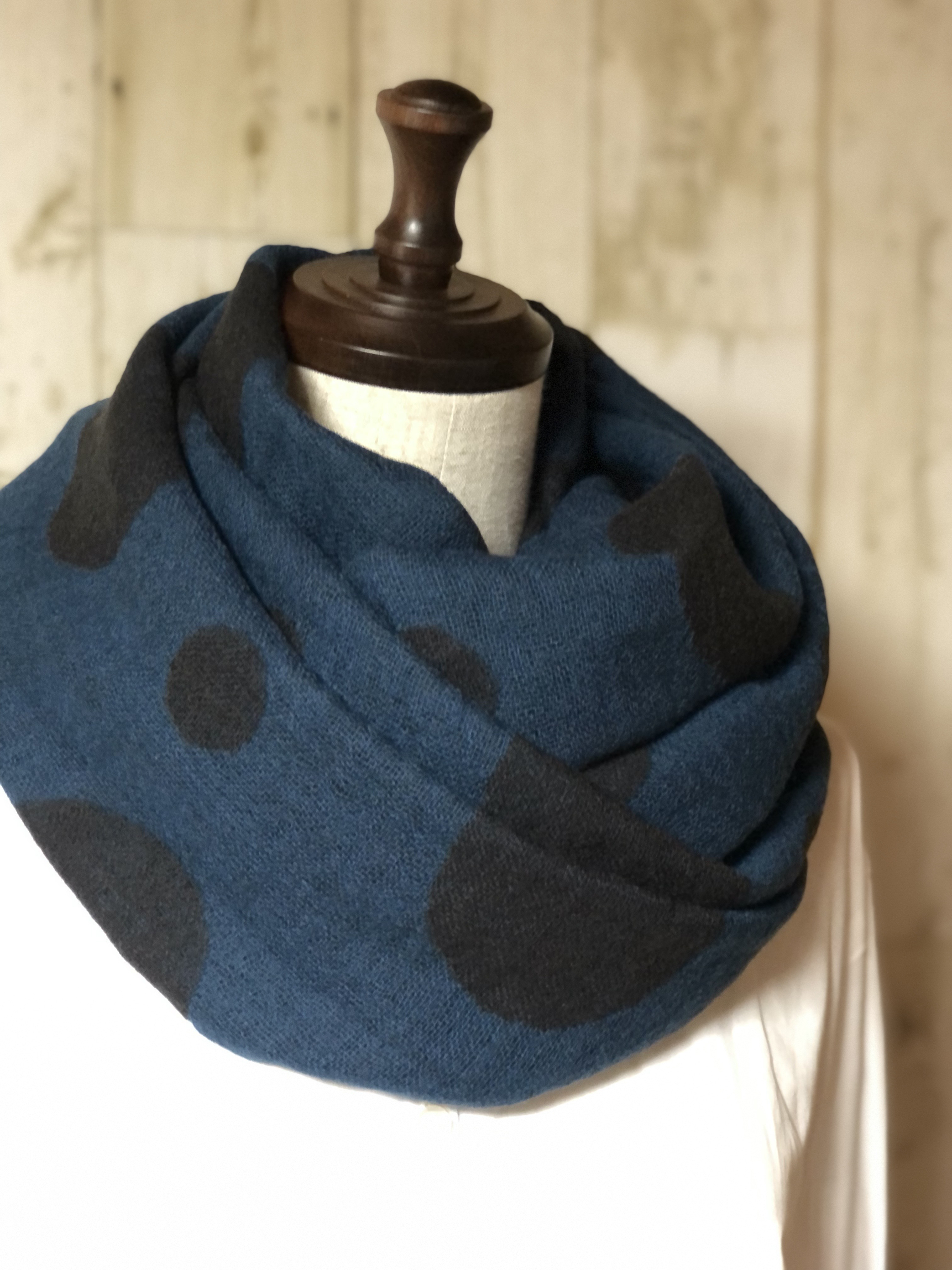 ふわり❣️ウールガーゼの二重巻きスヌード❤️水玉ジャガード（濃藍×黒）