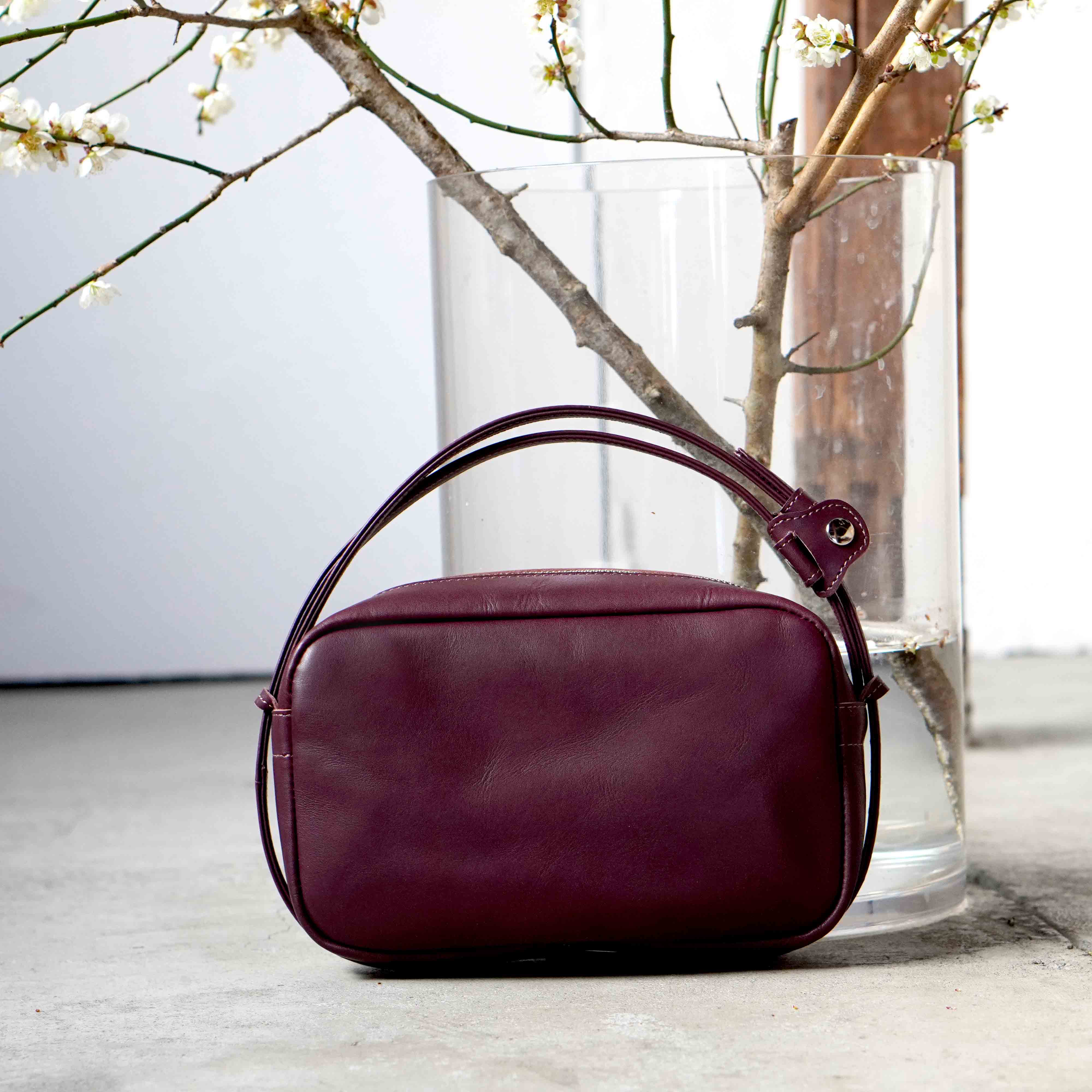 NUME-ボルドー・２WAY機能ポシェットLサイズ◎内装キーホルダー付き：ポケット機能充実しています★ 15,620円