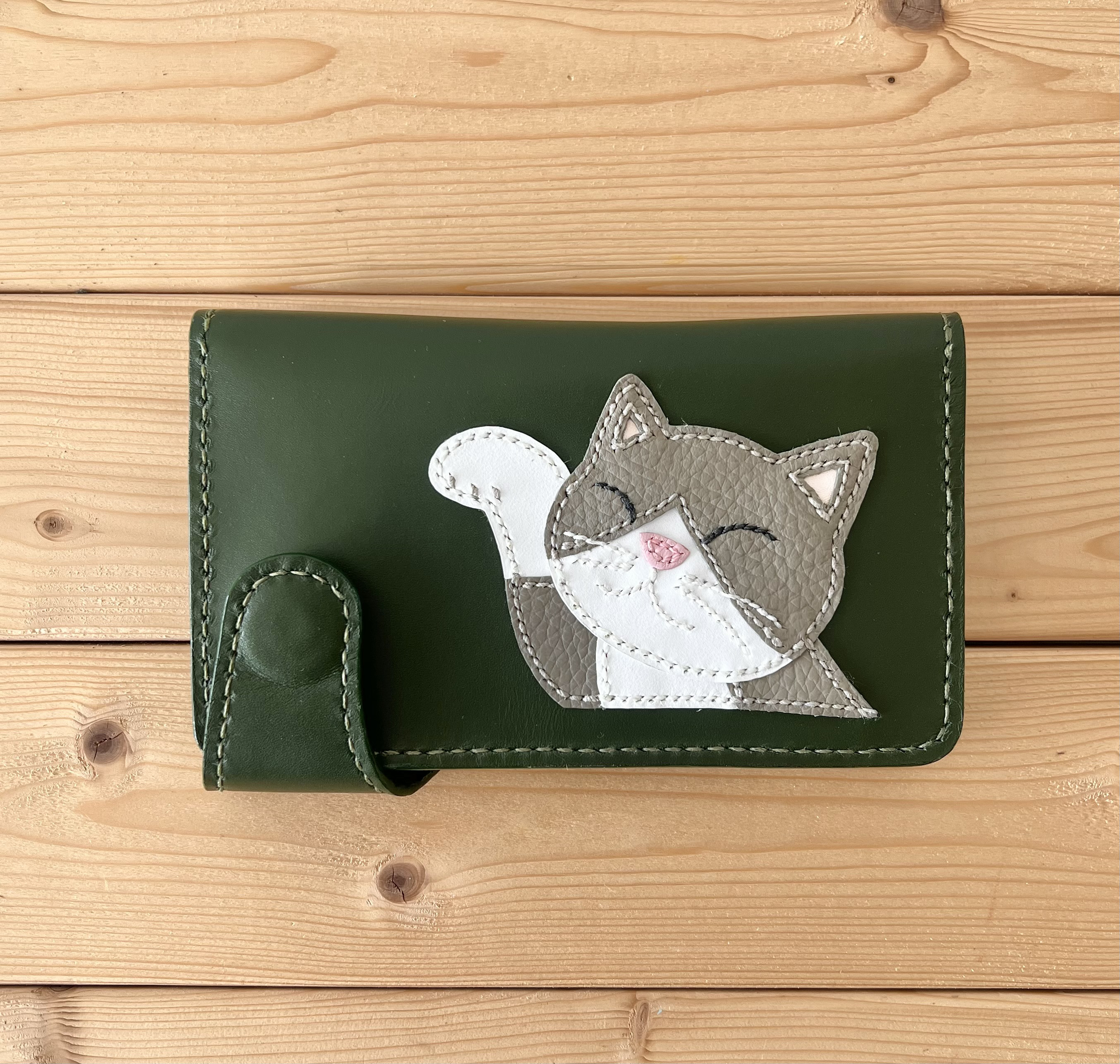 猫のメガネケース K.TAMAO作 全て手縫いのハンドメイド 姫路レザー 猫好きが作った招き猫の長財布 グレー白ハチワレ猫 手縫い 送料無料 長