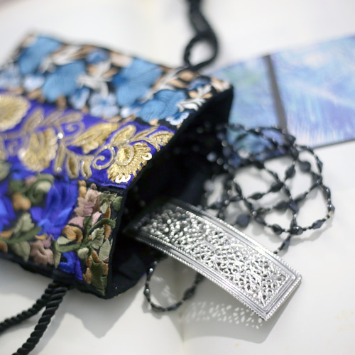 インドブレードミニ巾着ポーチ 刺繍 スパンコール ブルー サックス