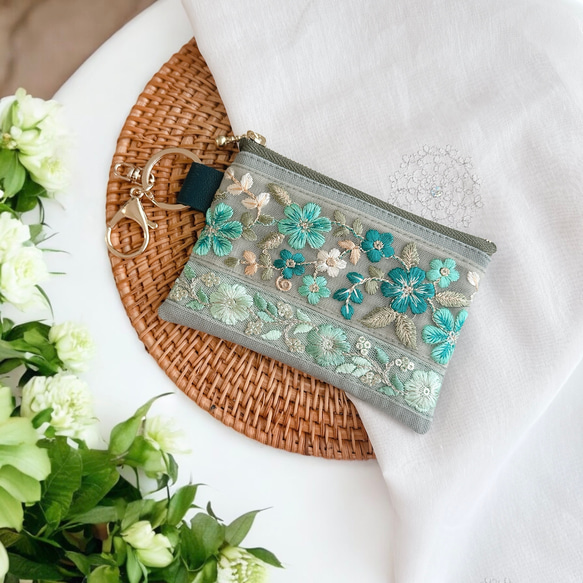 エメラルドグリーン/インド刺繍×帆布★キーホルダー付きフラットポーチ/マルチケース 3枚目の画像