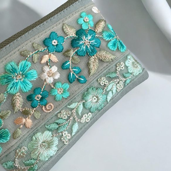 エメラルドグリーン/インド刺繍×帆布★キーホルダー付きフラットポーチ/マルチケース 4枚目の画像