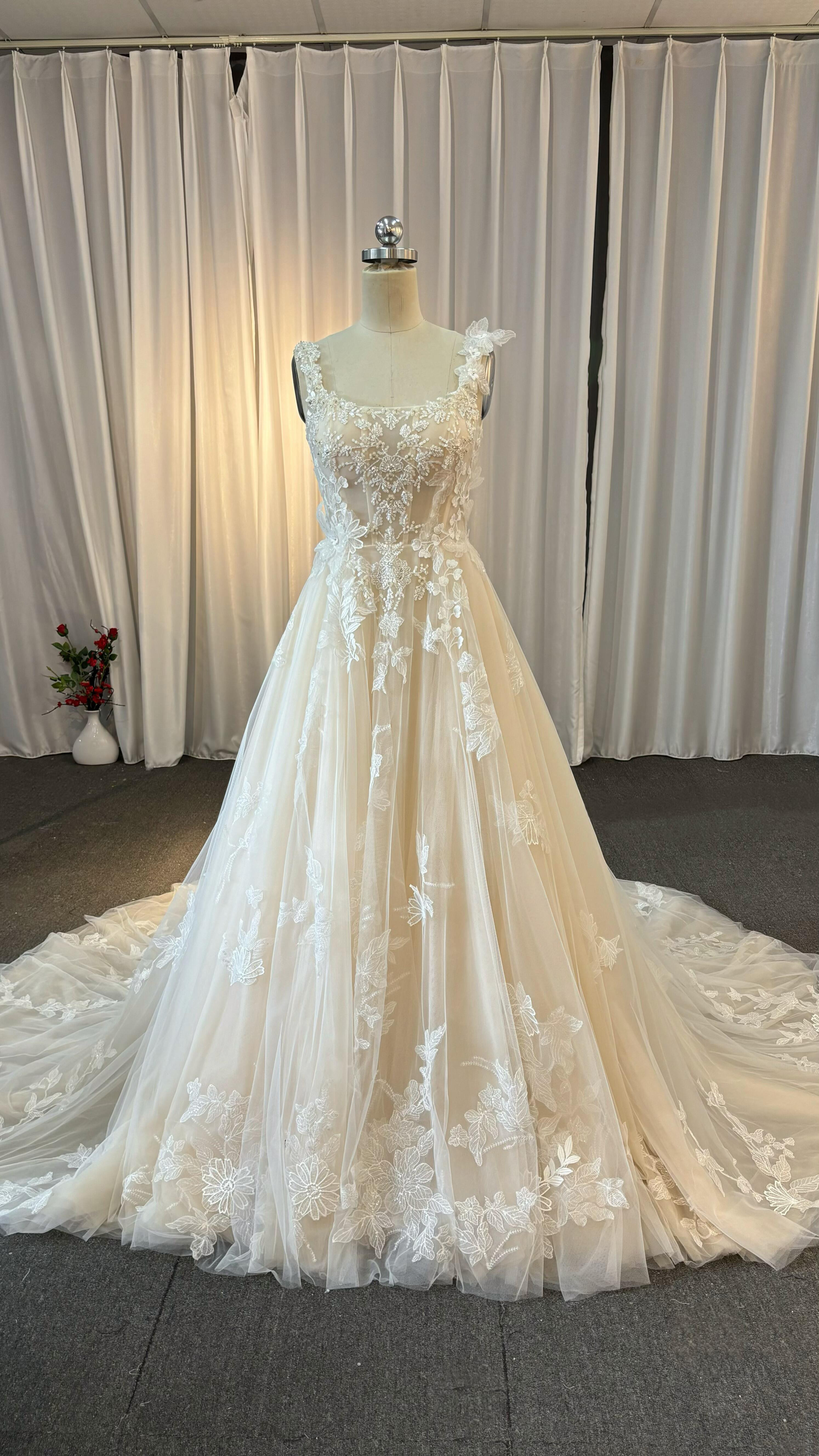 買わないと損　フランスレース　Aライン　アイボリー　スクエアネック　ノースリーブ　華やかなトレーン　花嫁挙式二次会披露宴