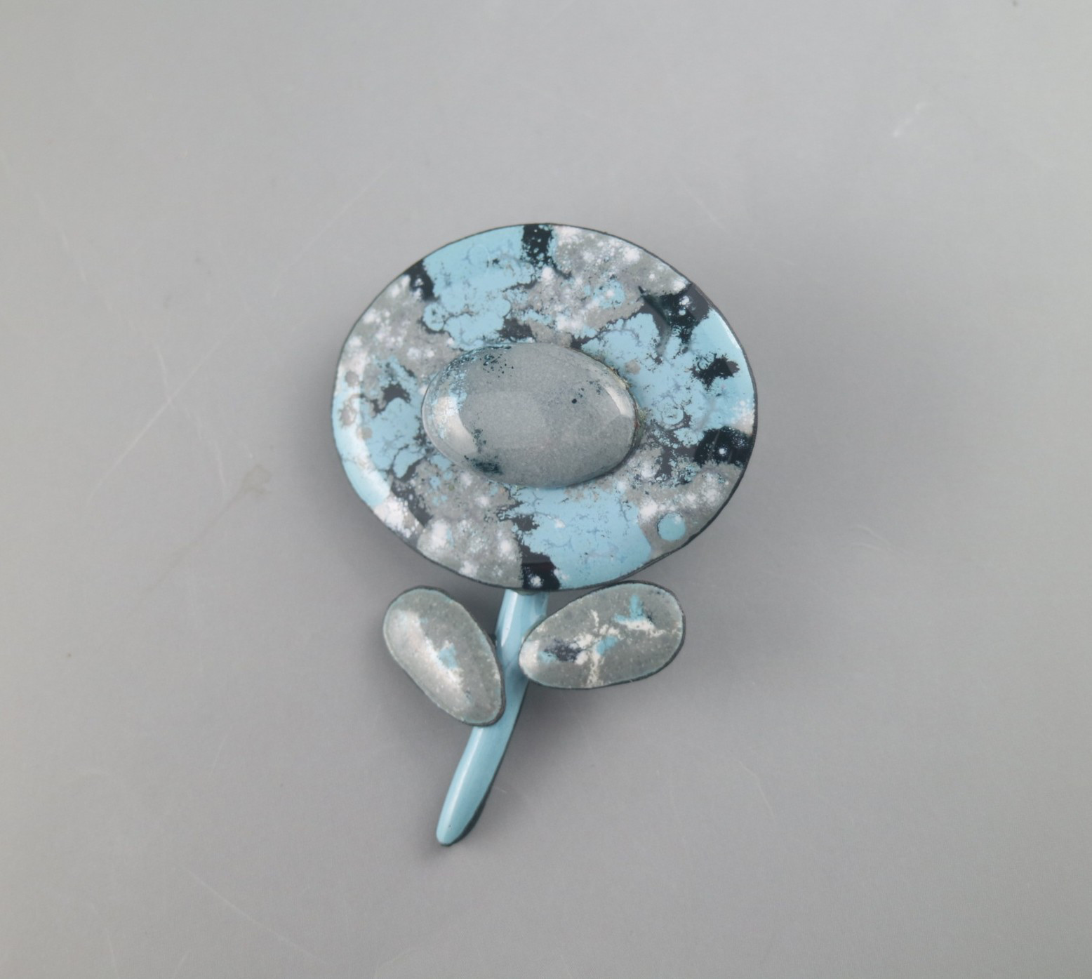 七宝焼きのブローチ